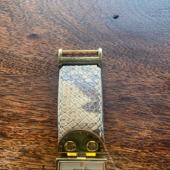 Micheal Kors snake print watch with gold clasps - Picture 4 of 7